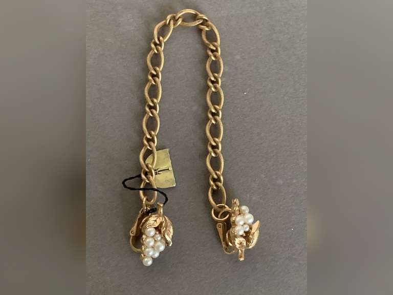 VINTAGE TRIFARI GOLD TONE SWEATER CLIP WITH PEARL GRAPE CLUSTERS IN ORIGINAL BOX - CHECKOUT image