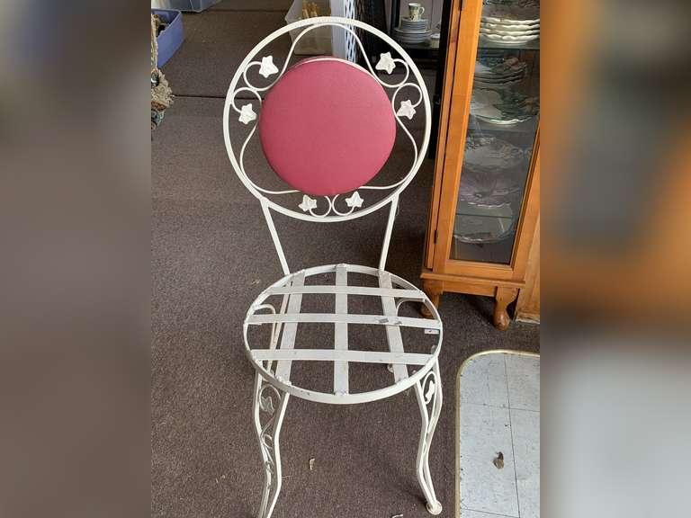 VINTAGE WHITE WROUGHT IRON BISTRO STYLE CHAIR W/ RED UPHOLSTERED BACK 37" TALL image