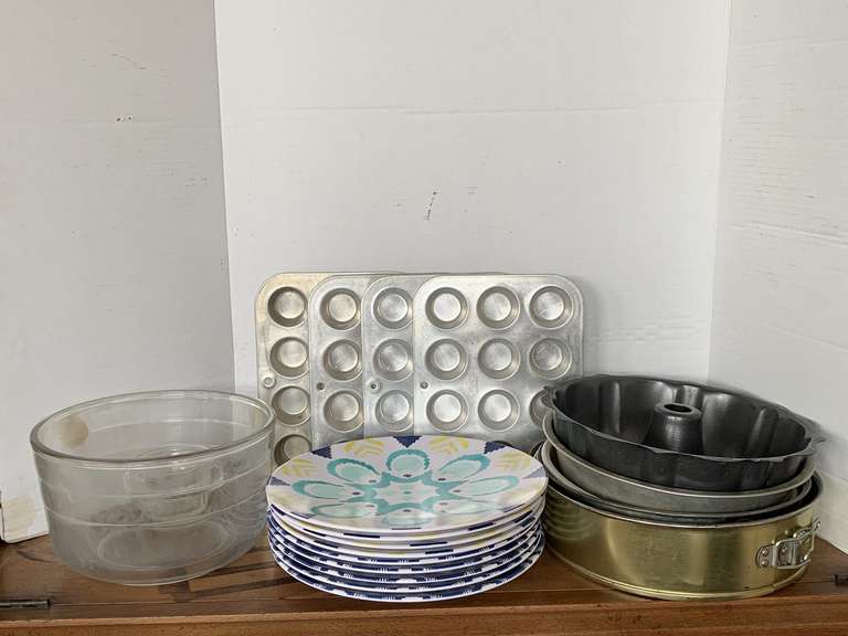 BAKING LOT TO INCLUDE 9 MELAMINE DISHES, PLATTER, MINI MUFFIN PAN & MORE image