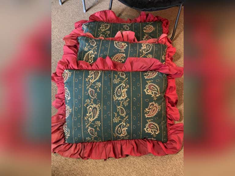 3 PILLOW SHAMS W/ PILLOWS - DARK GREEN/WINE image