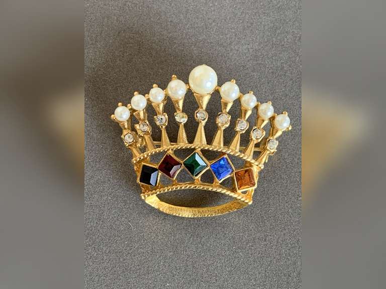 VINTAGE LARGE GOLD TONE CROWN BROOCH W/ MULTI COLOR RHINESTONES & FAUX PEARLS - CHECKOUT image