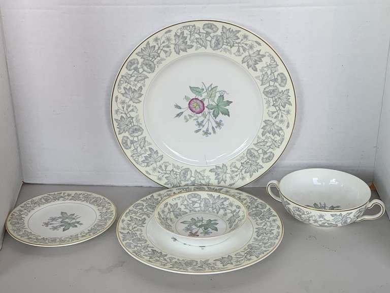 VINTAGE WEDGWOOD BONE CHINA "WILDFLOWER" MADE IN ENGLAND - 5 PIECE PLACE SETTING image