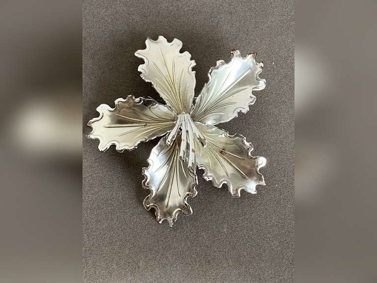 VINTAGE LARGE SILVERTONE FLOWER BROOCH - CHECKOUT image