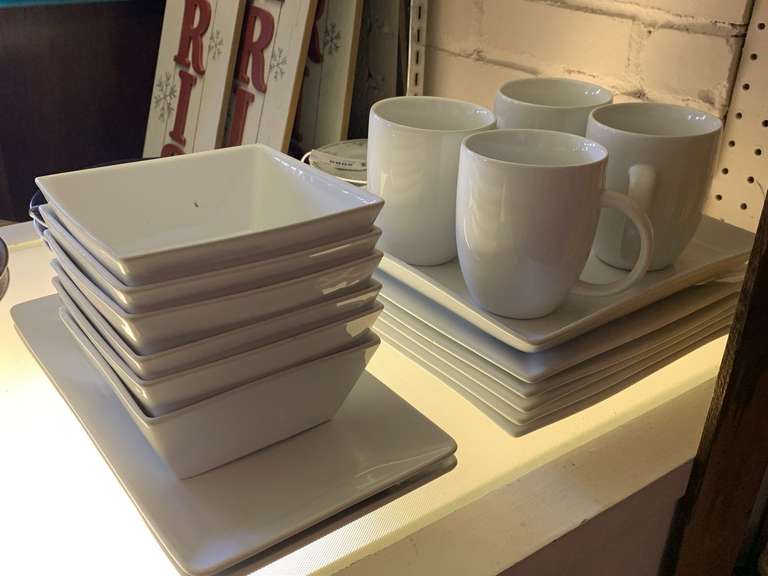 18 PIECES WHITE PORCELAIN DINNERWARE image