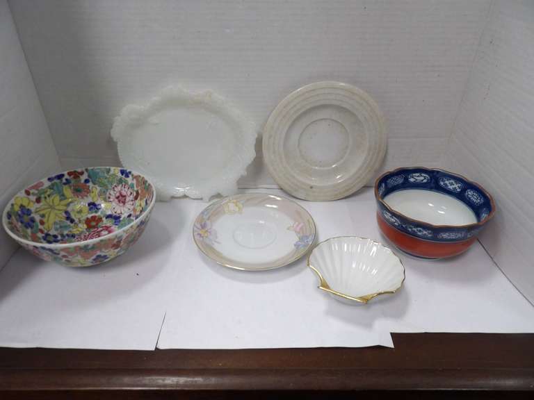 MIXED LOT OF BOWLS AND PLATES image