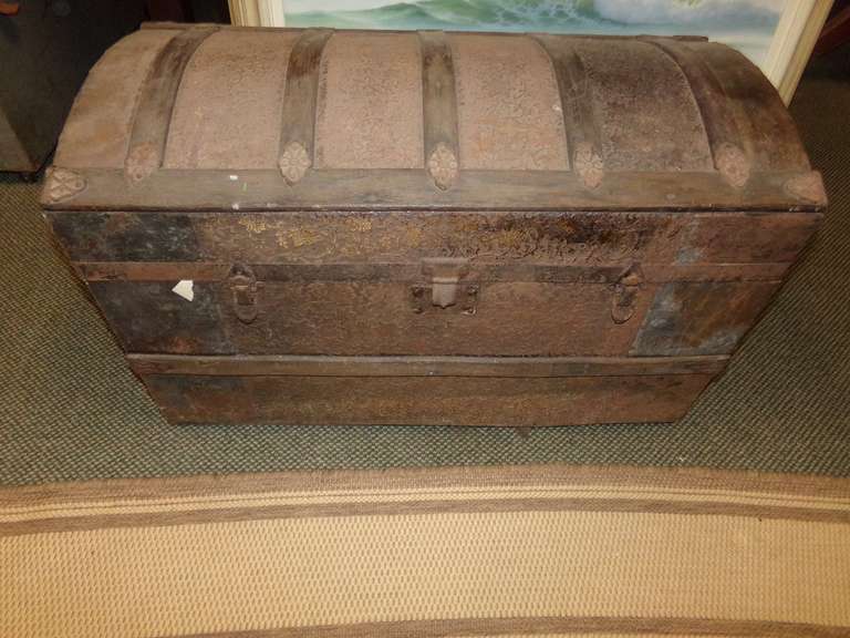 ANTIQUE TRUNK image