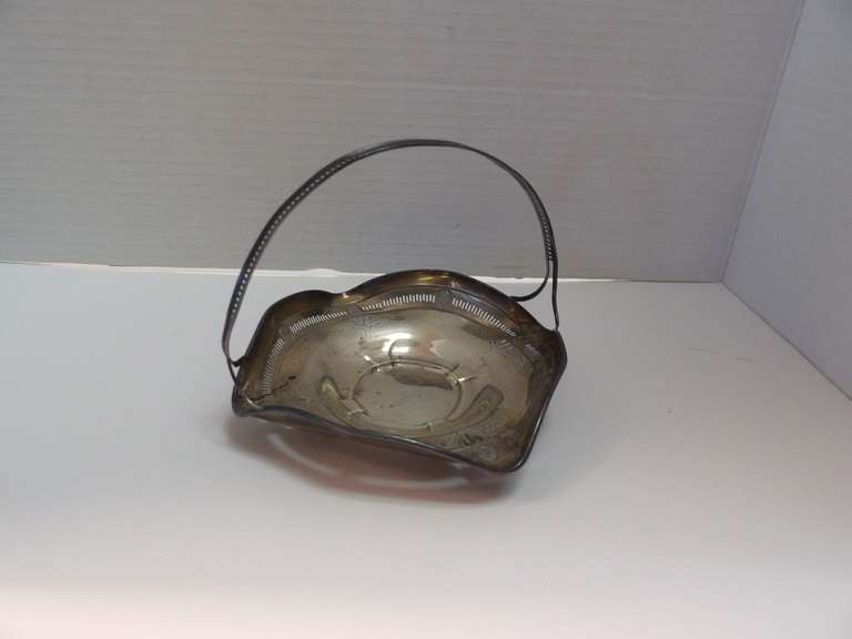 ANTIQUE STERLING SILVER BASKET WITH HANDLE WEIGHING APPROXIMATELY 80 G image