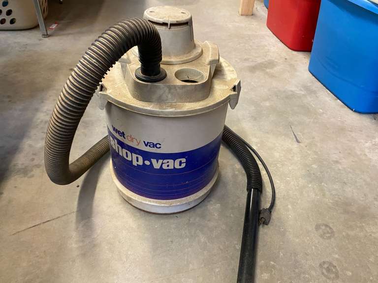 Shop vac, wet/dry vac. Powers up, canister on this piece is metal, no rolling dolly, see pictures for details. image