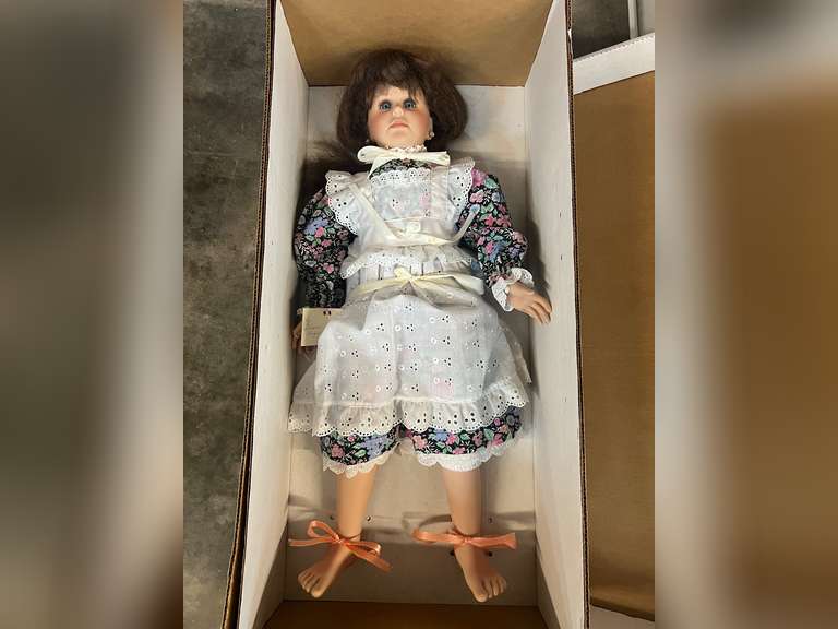Erika by Sharon Hofer, Artists Collectibles Doll image