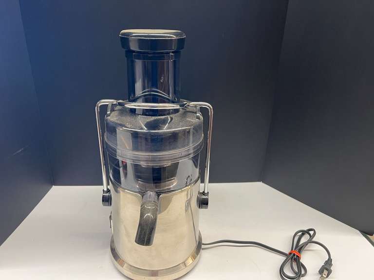 Dash juicer, powers up, see pictures for details. image