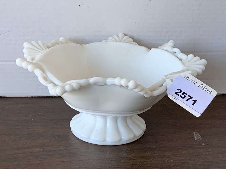VINTAGE WESTMORELAND WHITE MILK GLASS "RING AND PETAL" FOOTED COMPOTE 4 1/4" TALL X 9" ROUND image