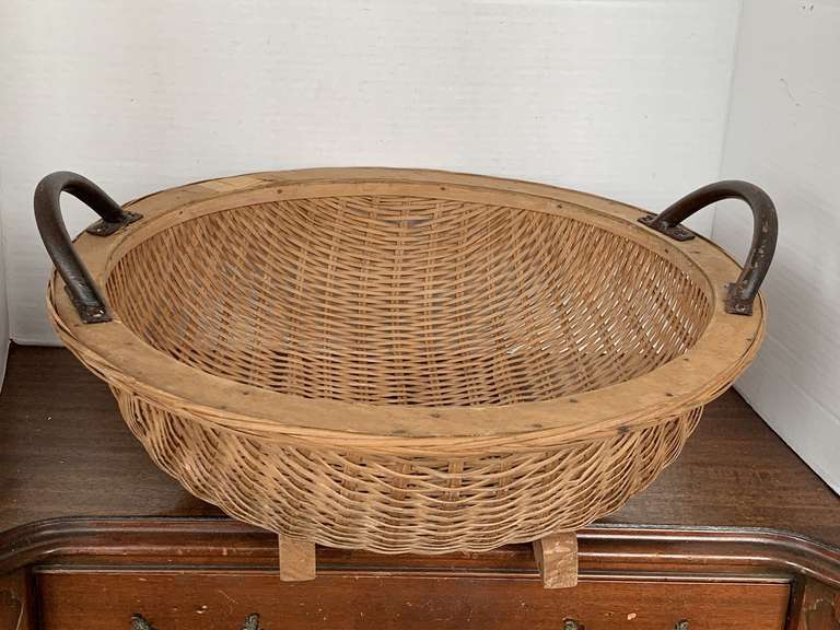LARGE VINTAGE WOVEN BASKET W/ WOOD BASE & METAL HANDLES 16" ROUND X 6" TALL image