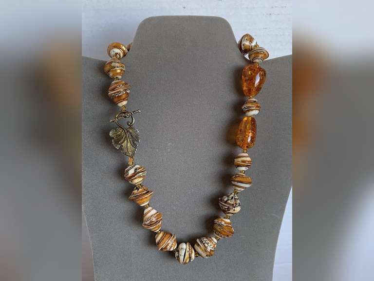 TOGGLE LEAF CLASP ON NECKLACE OF GLASS HAND PAINTED SHELLS W/ 2 FAUX AMBER ACCENTS 16" CHOKER - CHECKOUT image