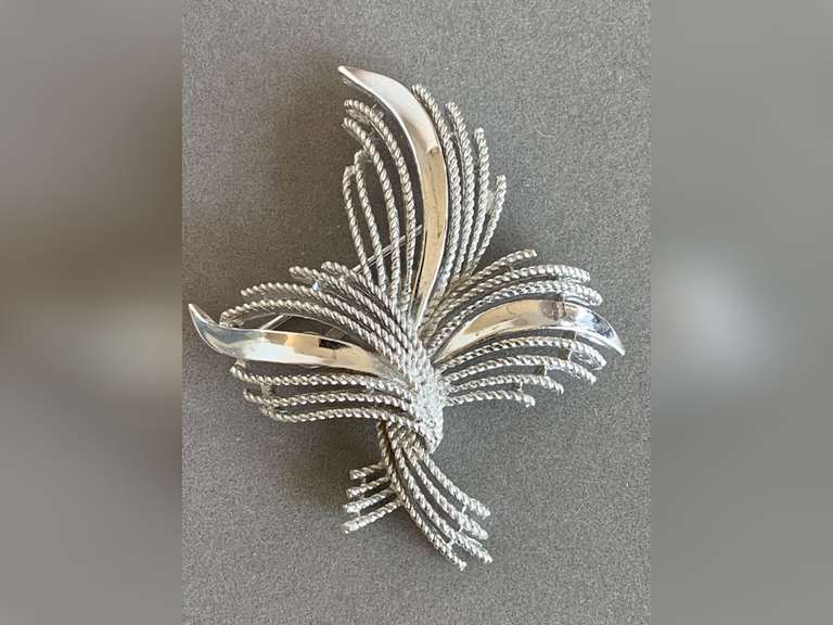 LARGE VINTAGE CROWN TRIFARI SILVERTONE WHEAT BROOCH - CHECKOUT image