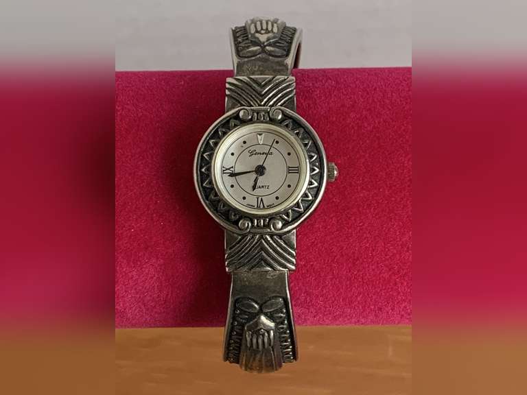 VINTAGE LADIES GENEVA QUARTZ SILVERTONE BRACELET WATCH - CHECKOUT image