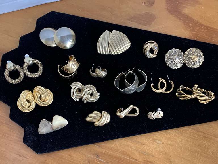 16 PAIR GOLD TONE VINTAGE EARRINGS - CHECKOUT image