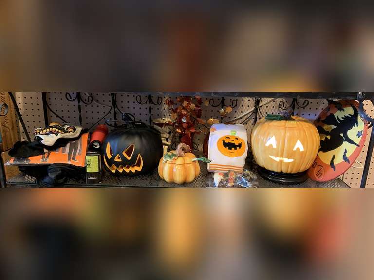 SHELF LOT OF HALLOWEEN/FALL DECOR image