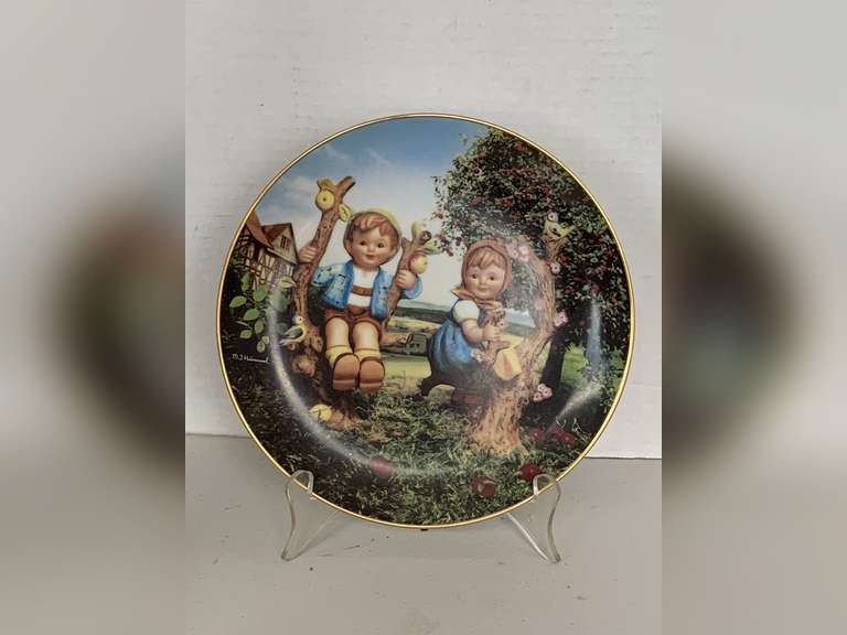 1989 DANBURY MINT M.J. HUMMEL PLATE "APPLE TREE BOY & GIRL" 8 1/4" ROUND W/ STAND image