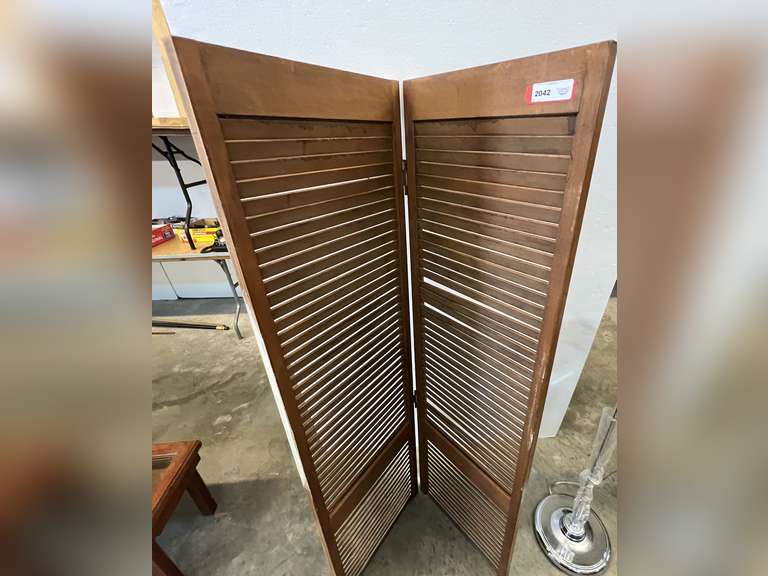 Louvered bifolds, see pictures for details. image