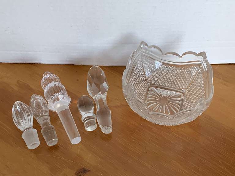 VINTAGE FOSTORIA "HARTFORD" SMALL CANDY DISH & 5 GLASS STOPPERS image