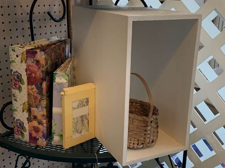 SHELF LOT TO INCLUDE 3 PHOTO ALBUMS, NOTECARDS, BASKET FULL OF NEW INITIAL KEY CHAINS & WHITE WOODEN DISPLAY BOX image
