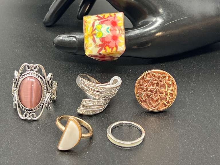 Ladies fashion estate rings, approximately six pieces, see pictures for details. image