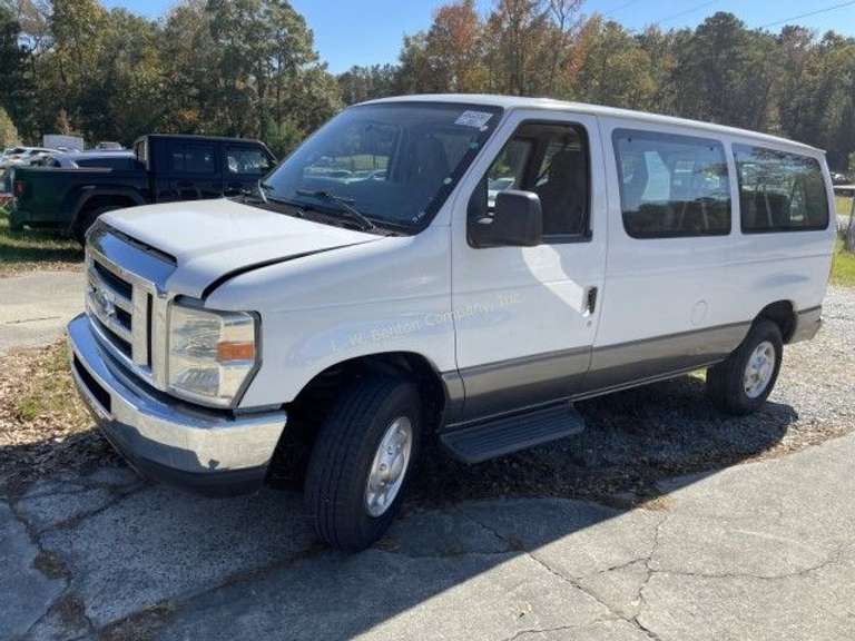 2014 Ford E-Series Full-Size E-350 SD V8, 5.4 image