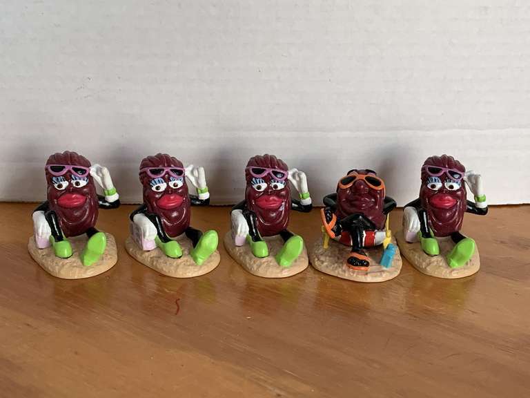 1988 CALIFORNIA RAISIN - 4 "SUNTAN GIRL", 1 "BEACH PARTY" image