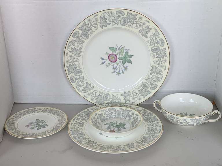 VINTAGE WEDGWOOD BONE CHINA "WILDFLOWER" MADE IN ENGLAND - 5 PIECE PLACE SETTING image