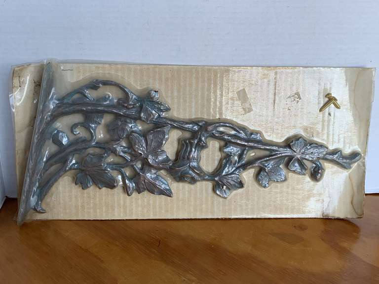 NEW METAL IVY LEAF WALL BRACKET 17" LONG image