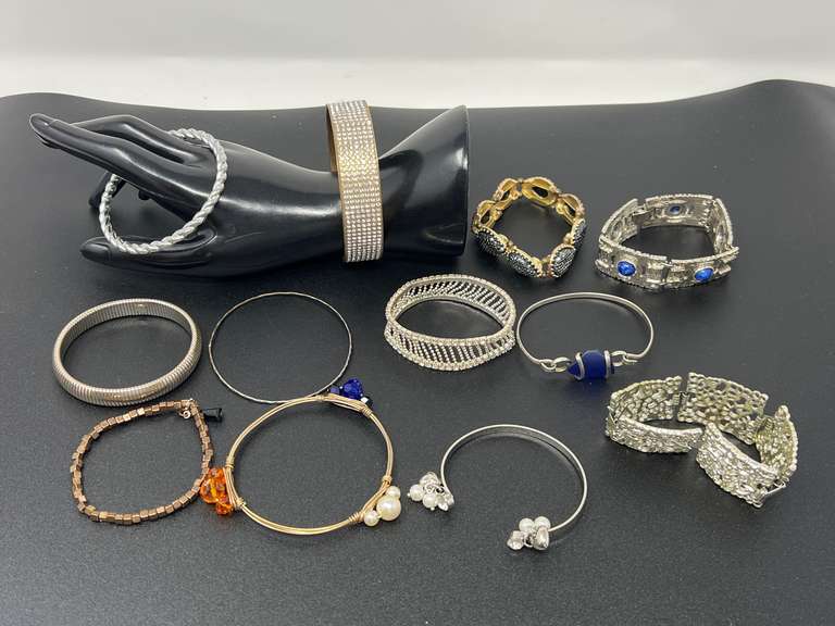 Ladies fashion estate jewelry bracelets/bangle bracelets, see pictures for details. image