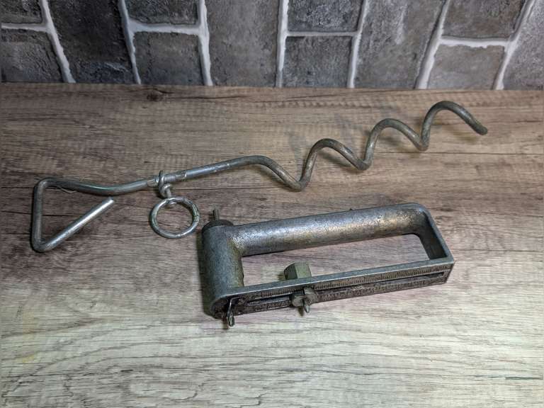 ADJUSTABLE HOLE SAW DRILL ADAPTER AND DOG TIE-OUT CORKSCREW STAKE image