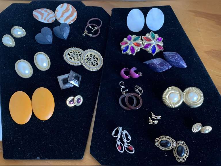 19 PAIR MOSTLY VINTAGE EARRINGS - CHECKOUT image