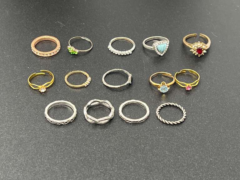 Ladies fashion rings, approximately 13 pieces, see pictures for details. image