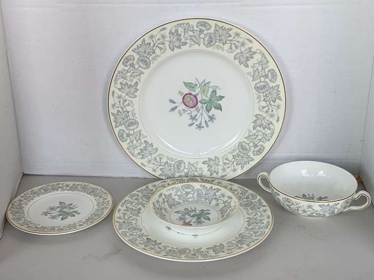 VINTAGE WEDGWOOD BONE CHINA "WILDFLOWER" MADE IN ENGLAND - 5 PIECE PLACE SETTING image