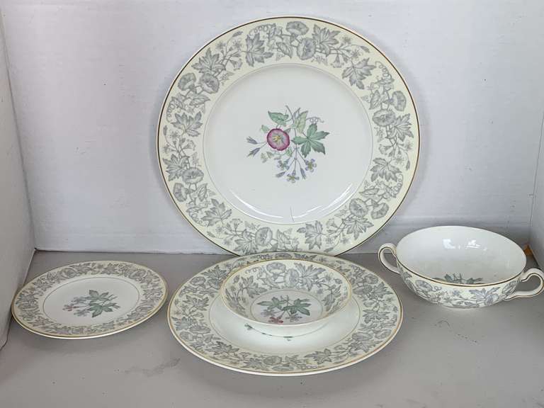 VINTAGE WEDGWOOD BONE CHINA "WILDFLOWER" MADE IN ENGLAND - 5 PIECE PLACE SETTING image