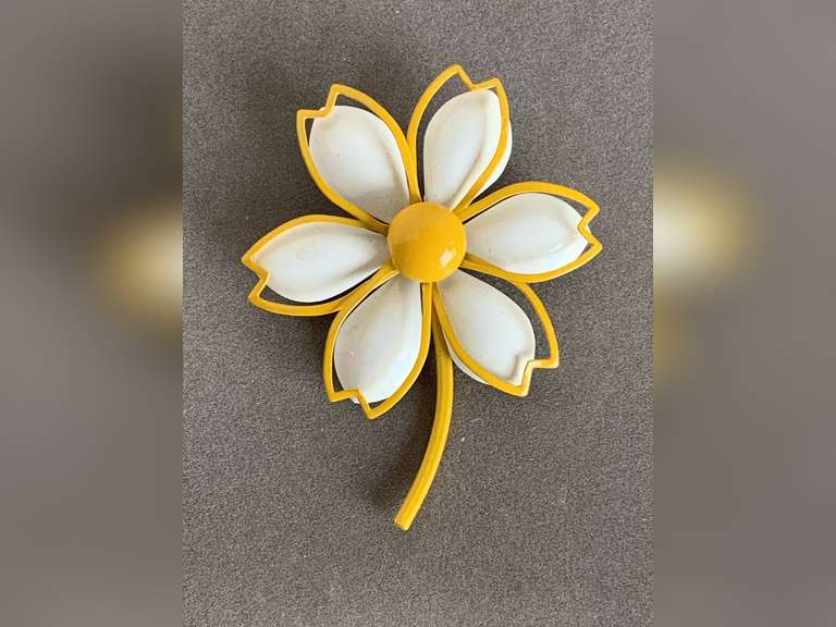 VINTAGE YELLOW & WHITE ENAMEL DAISY BROOCH - CHECKOUT image