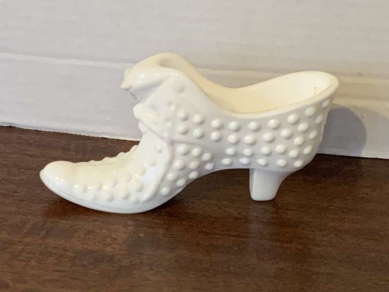 VINTAGE HOBNAIL CAT FACE MILK GLASS BOOTIE 3" TALL X 6" LONG image