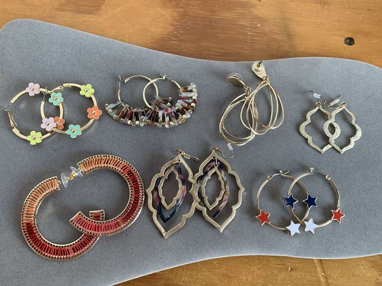 7 PAIR GOLD TONE FASHION PIERCED EARRINGS - CHECKOUT image