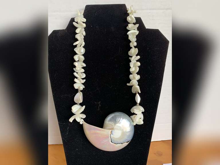 VINTAGE MOTHER OF PEARL STATEMENT NECKLACE W/ LARGE NAUTILUS SHELL 16" LONG - CHECKOUT image