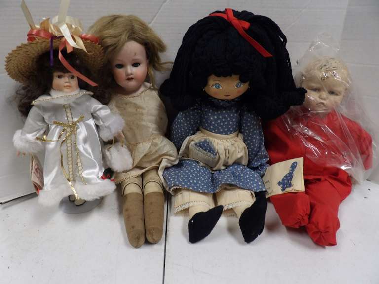 LOT OF VINTAGE DOLLS image