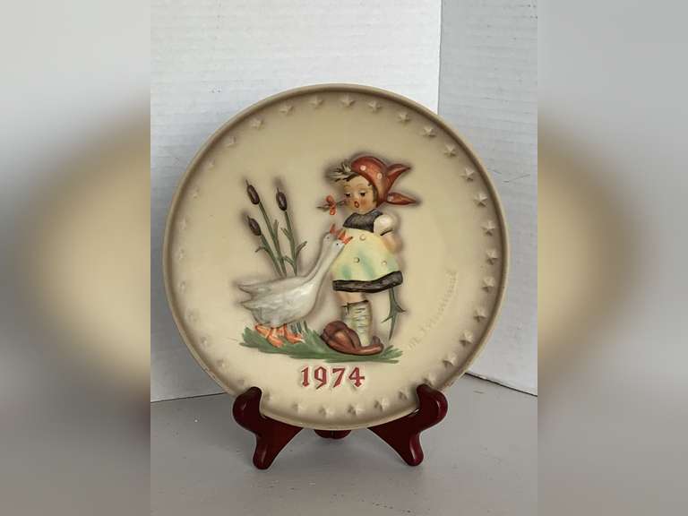 1974 M.J. HUMMEL/GOEBEL COLLECTIBLE PLATE - 4TH IN SERIES "GOOSE GIRL" 7 3/4" ROUND W/ STAND image