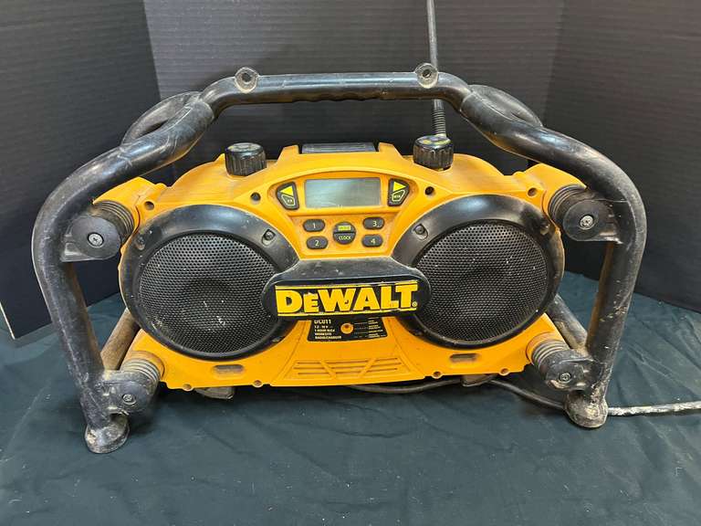 DeWalt DC 011 worksite radio/charger, powers up, see pictures for details. image
