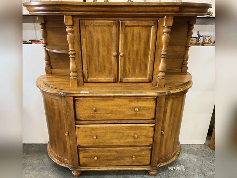 Lovely sideboard with hutch, sideboard has three drawers and two side cabinets, hutch has a two door cabinet and side shelving, see pictures for details. image
