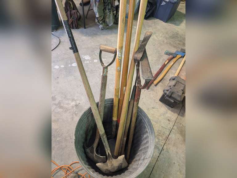 GARDEN TOOLS IN GALVANIZED CAN MARKED 1060 INCLUDING FLAT NOSE SHOVELS, NARROW BLADE SHOVEL, SLING BLADE WEEDERS, AND MORE image