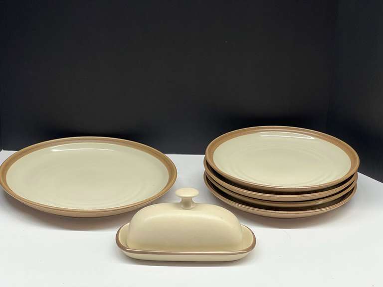 Noritake stoneware dinnerware, approximately seven pieces, Madeira Ivory, see pictures for details. image