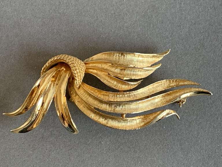 LARGE VINTAGE GOLD TONE TEXTURED LEAF/FEATHER BROOCH - CHECKOUT image