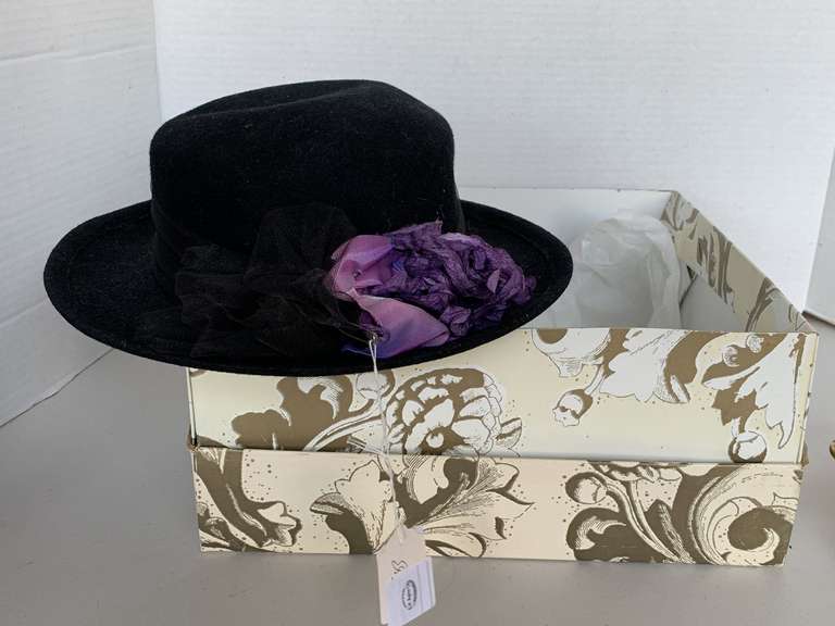 VINTAGE 100% WOOL LADIES HAT W/ FLOWERS IN HAT BOX image