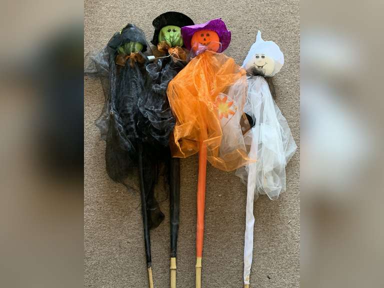 4 HALLOWEEN YARD DECOR ITEMS image