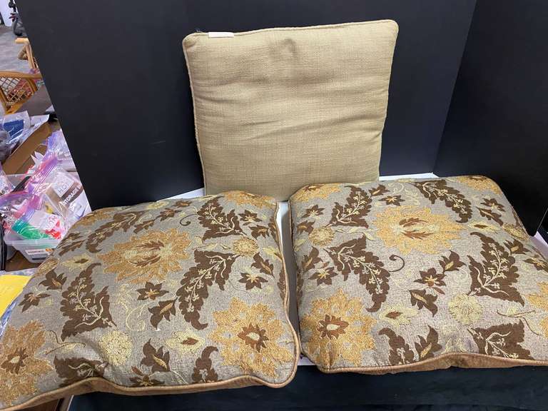 Accent pillows, three pieces, see pictures for details. image
